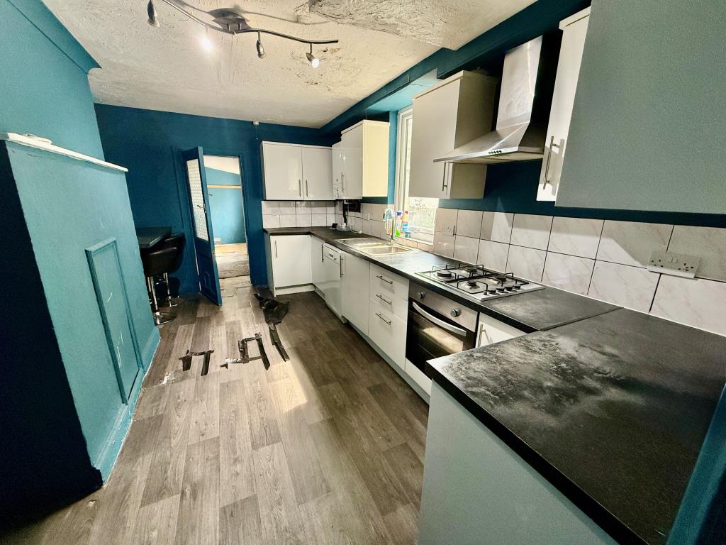 Lot: 160 - FIVE-BEDROOM HOUSE FOR REFURBISHMENT - Kitchen